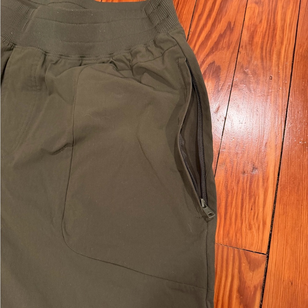 ALO Yoga Men's Co-Op Pants Olive Green - Picture 4 of 7